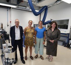 El delegado especial del Estado en el CZFB, Pere Navarro, y la directora general del CZFB, Blanca Sorigué, con Adriana Kyvik y Camilla Dore, Cofundadoras de B’ZEOS.