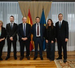 El presidente de neobis, Ignacio Manero de la Fuente, y su equipo, junto al Ministro Jordi Hereu.