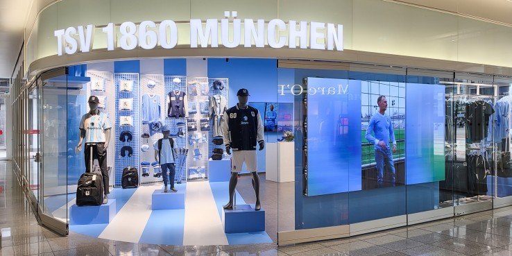 La pantalla, de 136 pulgadas y preparada para un entorno aeroportuario, permitió inaugurar a tiempo la nueva tienda oficial del histórico club alemán.