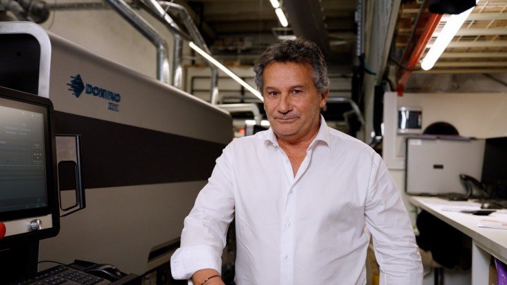 Patrice Neri, fundador de LP2i Étiquettes, junto a la N730i instalada.