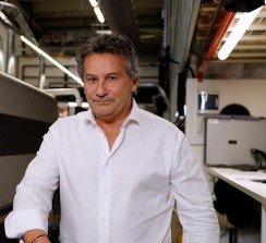 Patrice Neri, fundador de LP2i Étiquettes, junto a la N730i instalada.