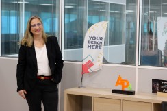 Esperanza Coronado, subdirectora general de Ádivin, empresa que se ha posicionado como líder en la producción de banderas 100% online.