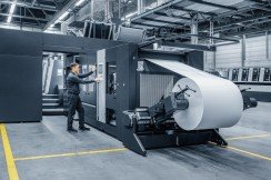 La tecnología CutStar de HEIDELBERG permite procesar bobinas de material relativamente económico. Esto ofrece, incluso a las empresas de impresión offset de bobina tradicionales, una solución rentable para la producción de tiradas cortas.