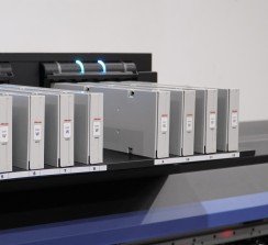 La nueva impresora está equipada con cuatro ranuras adicionales para cartuchos de tinta blanca y el sistema UISS (Uninterrupted Ink Supply System) de Mimaki, lo que garantiza una impresión DTF continua y fiable.
