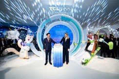 Kevin Wang, CEO, TCL Technology, y Kirsty Coventry, presidenta del Comité Olímpico Internacional, en la inauguración de TCL Edelweiss Land.