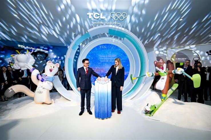 Kevin Wang, CEO, TCL Technology, y Kirsty Coventry, presidenta del Comité Olímpico Internacional, en la inauguración de TCL Edelweiss Land.