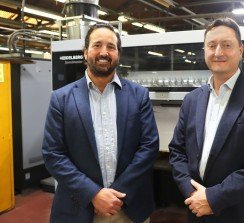 Alex Tuya, CEO de Page Pros Group, junto con Ryan Miles, director general de HEIDELBERG UK: "Queremos seguir creciendo y ampliando nuestra competitividad con la nueva Speedmaster XL 106", afirma Tuya.
