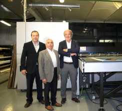 Rodrigo López y Jordi Roselló, de Durst, y Lluis Rovira, de Sundisa, junto a la nueva impresora.
