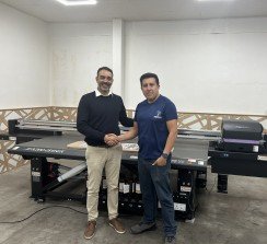 Eleutério Silva, de Digidelta, y el responsable de Ferrum, junto a uno de los equipos instalados.