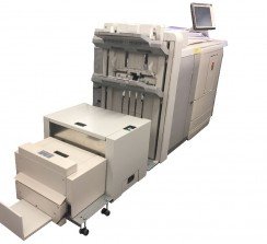 La guillotina SDD PTM7006 Press Trim se puede acoplar en línea para una rápida producción de folletos y manuales.