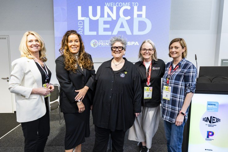 Danna Drion (segunda por la izquierda) presentó la sesión FESPA Lunch & Lead en FESPA 2025, junto con los miembros de la junta directiva de Girls Who Print Europe.