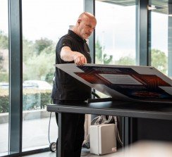 La mesa de carga es apta para sustratos rígidos, pero puede sustituirse rápidamente por un alimentador de rollos.