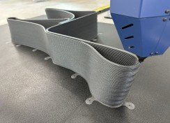Los nuevos compuestos, formulados con pellets reciclados o biobasados, y reforzados con fibras naturales, cáscara de arroz o polímeros reciclados, logran piezas más sostenibles y con mejor comportamiento estructural.