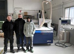 Parte del equipo de producción frente a la nueva fresadora instalada.