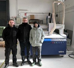 Parte del equipo de producción frente a la nueva fresadora instalada.