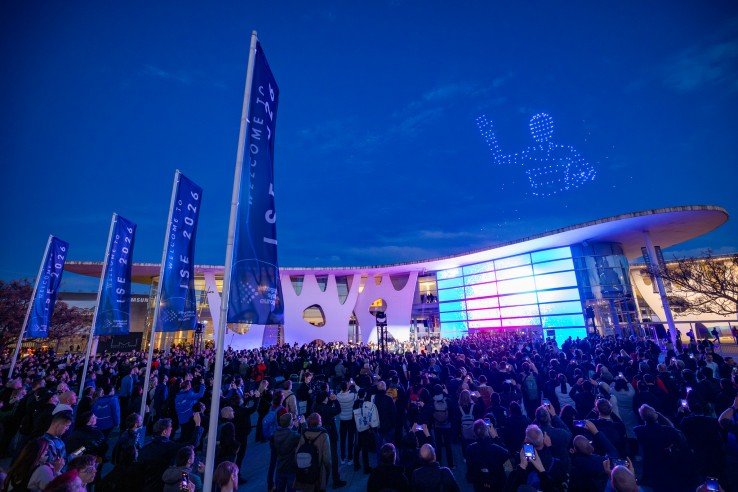 Espectáculo de drones, luz y sonido, combinando tecnología, creatividad y diseño audiovisual.