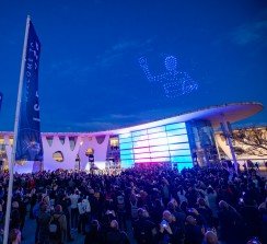 Espectáculo de drones, luz y sonido, combinando tecnología, creatividad y diseño audiovisual.