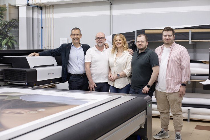 “La Kudu nos convenció por su precisión mecánica, su estabilidad a altas velocidades y su flexibilidad general”, afirman los responsables de la empresa, en la imagen, junto a Jorge Suberviola, director general de swissQprint España.