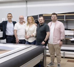 “La Kudu nos convenció por su precisión mecánica, su estabilidad a altas velocidades y su flexibilidad general”, afirman los responsables de la empresa, en la imagen, junto a Jorge Suberviola, director general de swissQprint España.