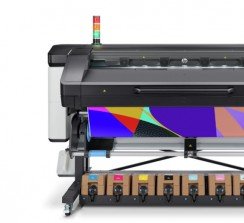  	Además de incluir la tinta blanca, estos equipos imprimen colores vivos y detalles de imagen y texto más precisos, a velocidades más rápidas.