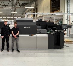 Magnus Ahlberg y Mattias Lindblad, Ingenieros de Servicios de Campo de Visutech, y Siebe Lefevre, Ingeniero de Aplicaciones de Servicio y Hardware, Fujifilm.