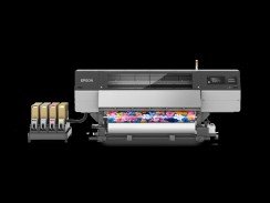Esta impresora de 76 pulgadas combina una arquitectura de 8 cabezales de impresión, tintas de gran capacidad y soporte jumbo opcional para producción de gran volumen de prendas textiles y ropa deportiva.