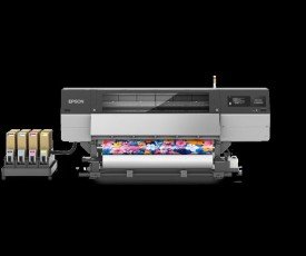 Esta impresora de 76 pulgadas combina una arquitectura de 8 cabezales de impresión, tintas de gran capacidad y soporte jumbo opcional para producción de gran volumen de prendas textiles y ropa deportiva.