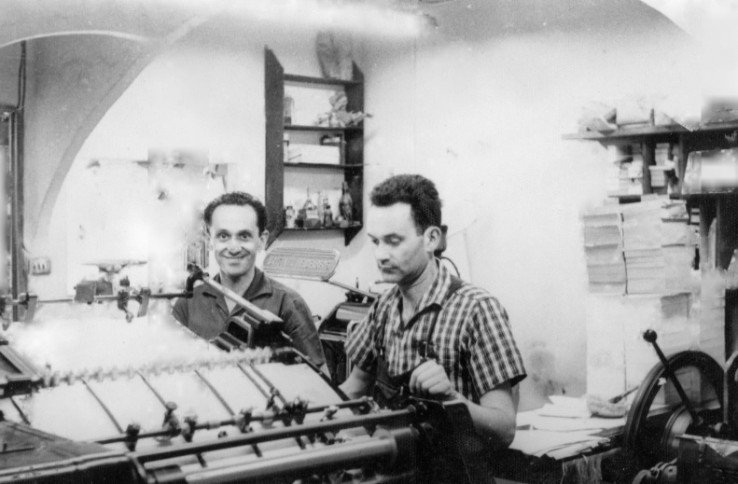 La imprenta se fundó en 1925 y actualmente está gestionada por la cuarta generación de la familia.