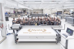 El equipo de producción de swissQprint en la sede suiza con la impresora plana Nyala número 1000.